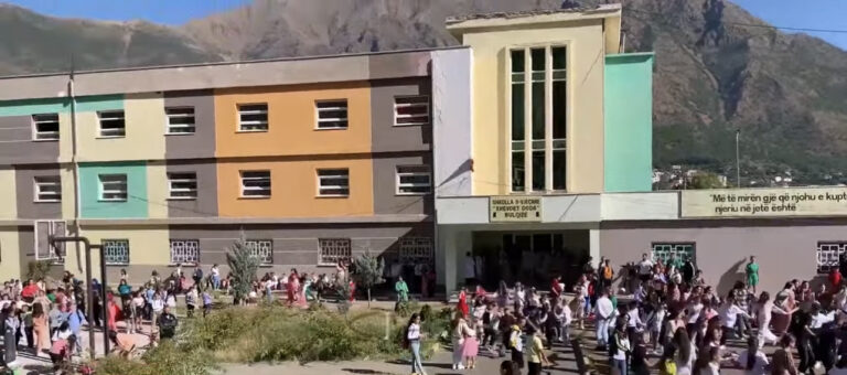 Nis viti i ri shkollor me më pak nxënes në banka