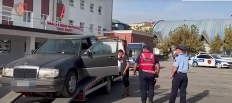 Dibër/ Parkoi automjetin duke shkelur perimetrin e sigurisë në shkollën e Peshkopisë, ndëshkohet drejtuesi