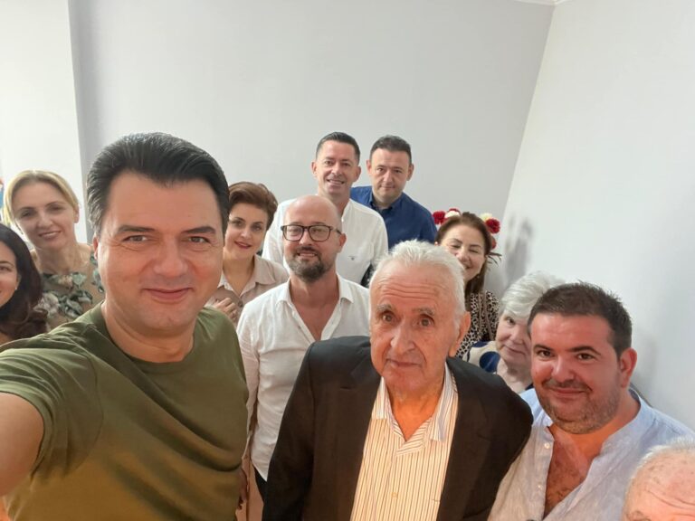 Basha viziton në Durrës familjen e ish-i persekutuarit Agron Fama