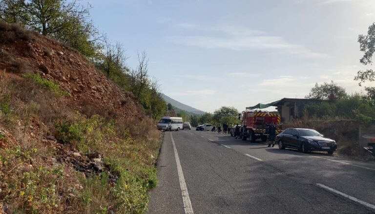 Bulqizë/ Aksidentohet furgoni i nxënësve, shoferi niset me ambulancë drejt spitalit të traumës