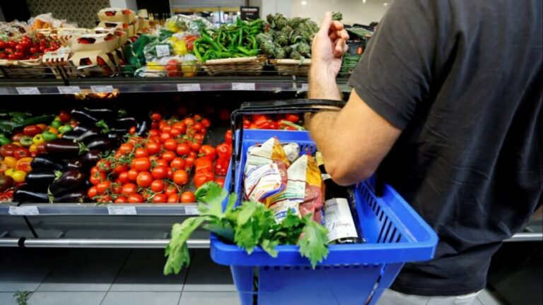 Çmimet rëndojnë më shumë te pensionistët; INSTAT: Kanë inflacion më të lartë se mesatarja