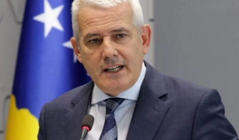 “Qëllimi përfundimtar ishte…”, Sveçla për “The Guardian”: Terroristët erdhën nga Serbia, u trajnuan, financuan dhe u pajisën nga ushtria serbe