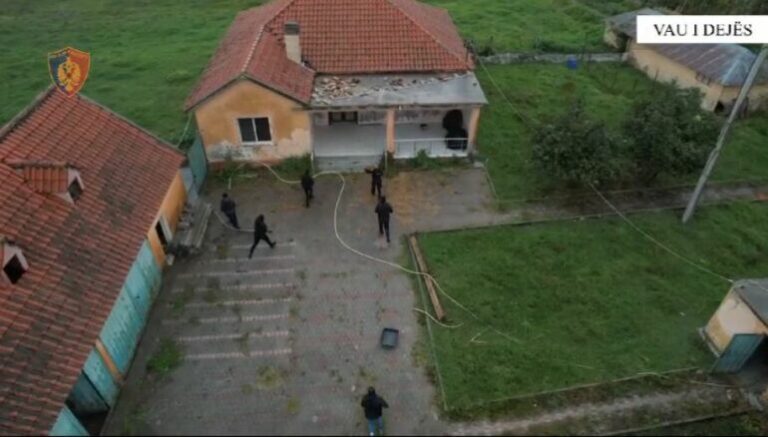 Si nëpër filma! Trafikanti ‘kapet’ mat duke fjetur në ‘shtëpinë e barit’, pamjet nga aksioni i policisë