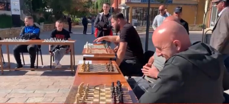 Zhvillohet simultanja e parë e shahut në Bulqizë