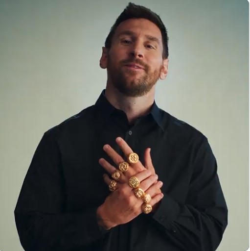 Videoja speciale e “Adidas” pasi fitoi “Topin e Artë”, Lionel Messi imiton legjendën e NBA me unaza