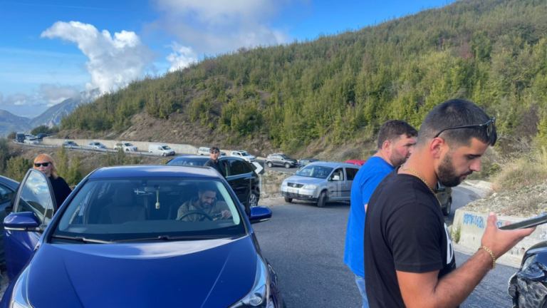 Përplasja mes 2 makinave shkakton trafik kilometrik në Rrugën e Arbrit, bllokohet qarkullimi