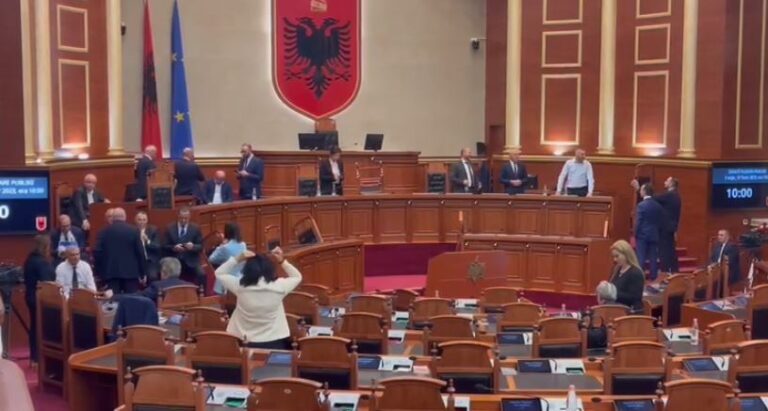 Kaos në parlament/ Deputetët e opozitës ‘pushtojnë’ Kuvendin, nuk lejojnë nisjen e seancës plenare