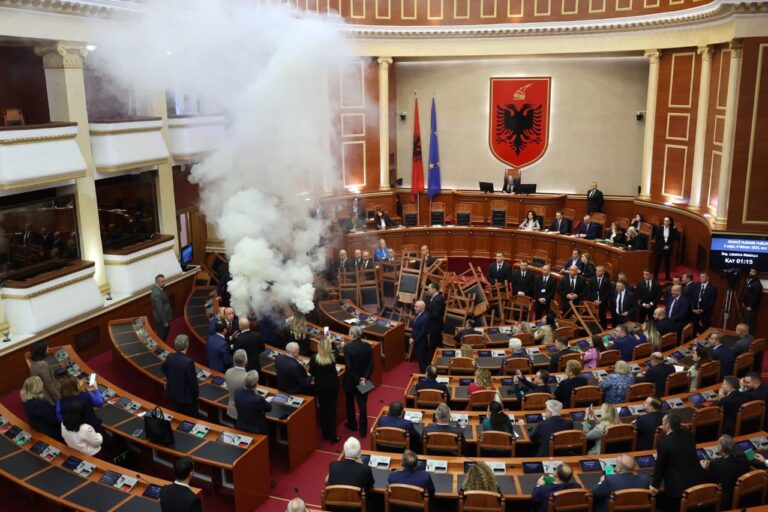 Tensione në Kuvend/ Karrige të përmbysura dhe tymuese nga deputetët e PD, Nikolla kërkon ndërhyrjen e gardës, Berisha: Jo, jo! Nuk preken