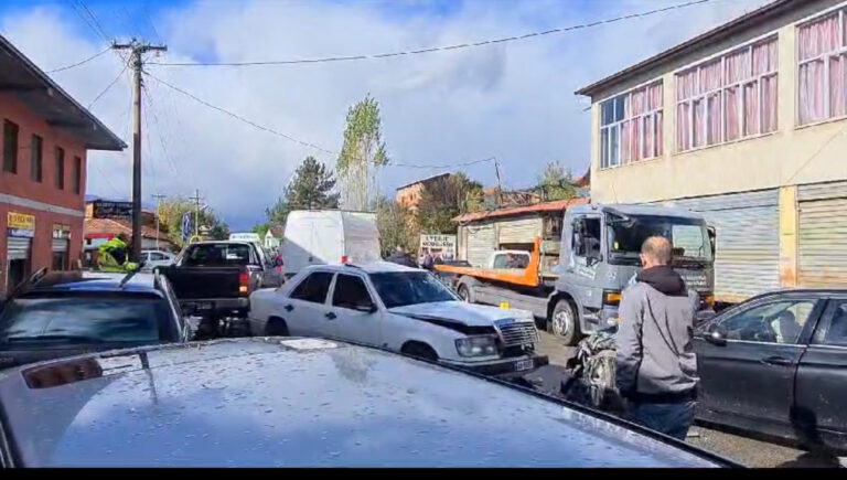 Aksident në dalje të Peshkopisë, dy automjete përplasen kokë më kokë, 4 të plagosur
