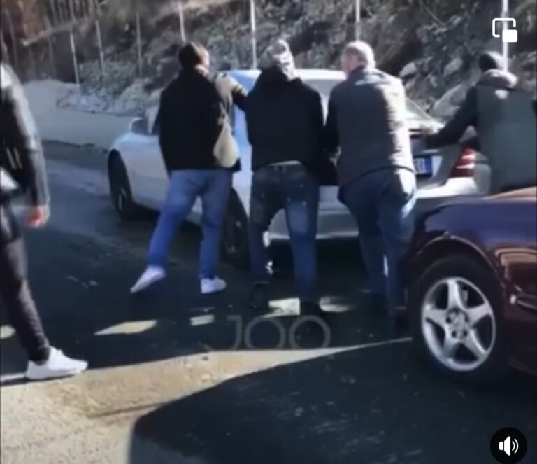 Rradhe kilometrike në rrugën e Arbrit shkak ngricat e tepërta dhe mungesa e kripës