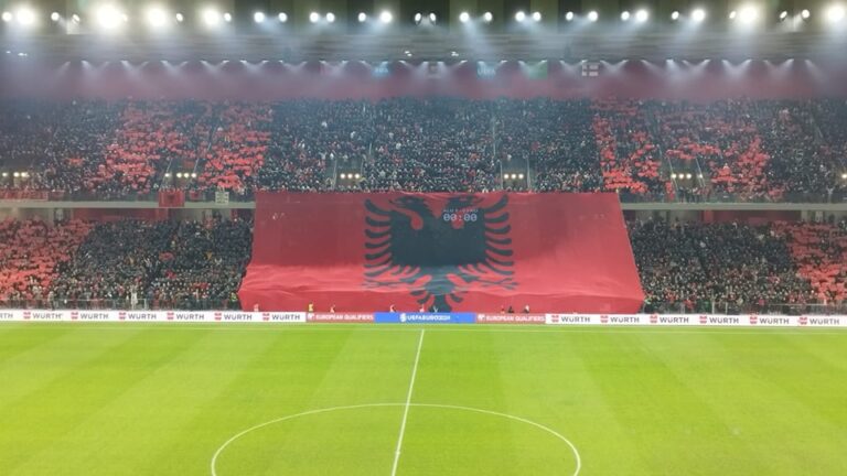Tifozët shqiptarë nuk zhgënjejnë, shpalosin flamurin gjigand në “Air Albania”