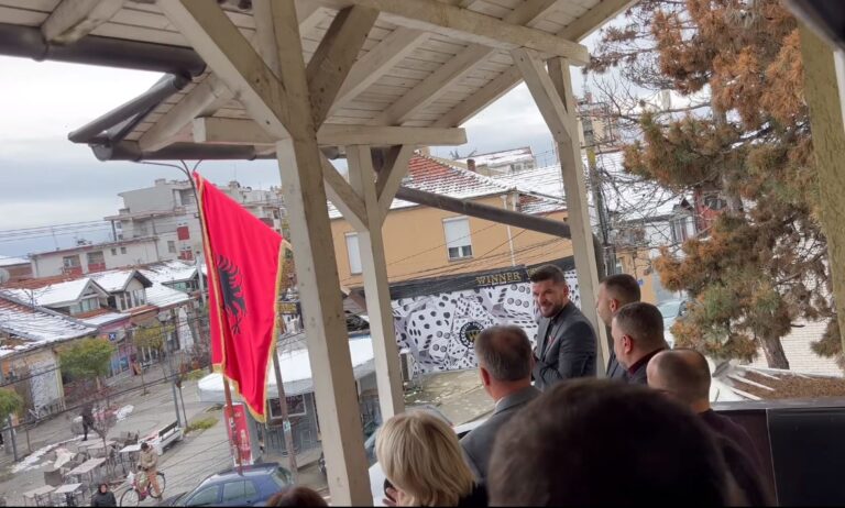 VIDEO/ 28 Nëntori, flamuri shqiptar vendoset në godinën e Këshillit Kombëtar Shqiptar në Bujanoc