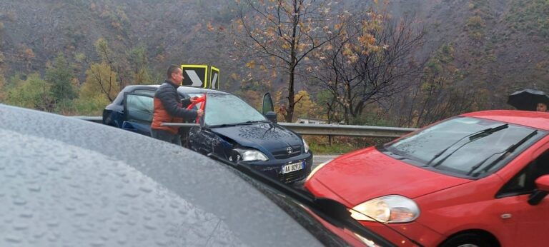 Ishin nisur nga RMV për festën e Pavarësisë, autobusi me nxënës përplaset me një makinë te “Kthesa e Murrashit”
