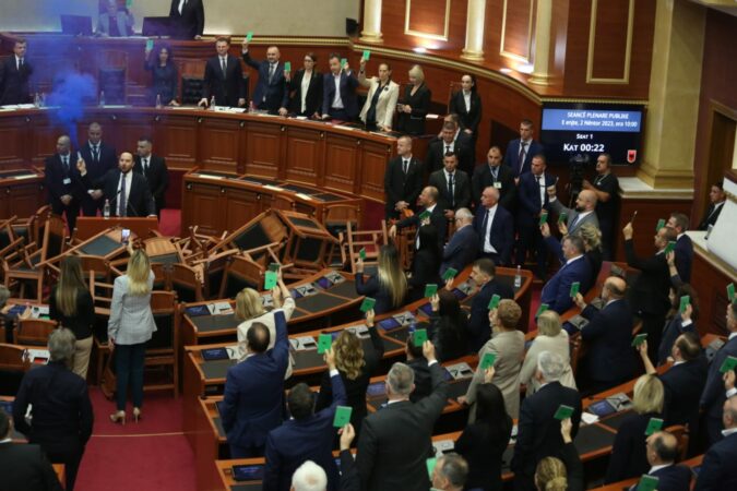 Kuvendi i Shqipërisë miraton ligjet në mes të kaosit dhe tymueseve, deputetët e opozitës i bien tavolinave. Nikolla mbyll seancën