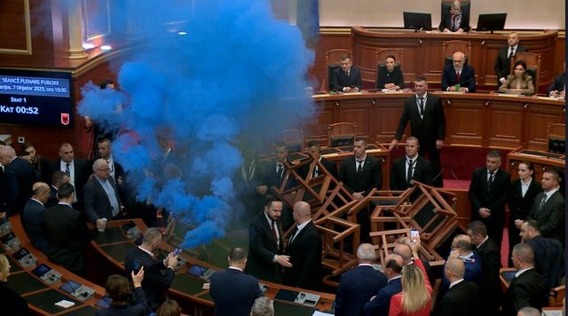 Rama futet në sallën e parlamentit, deputetët e opozitës ndezin tymueset: Turp, turp