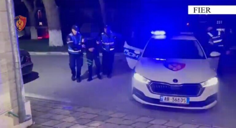 Tentoi të vriste një 30-vjeçar, duke qëlluar me armë drejt berberhanes, arrestohet i riu në Fier
