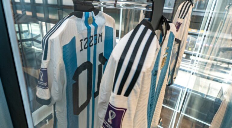 Fanellat që mbajti Messi në Botëror shiten me 7.8 milionë dollarë, por nuk i afrohen rekordit të veshjeve sportive