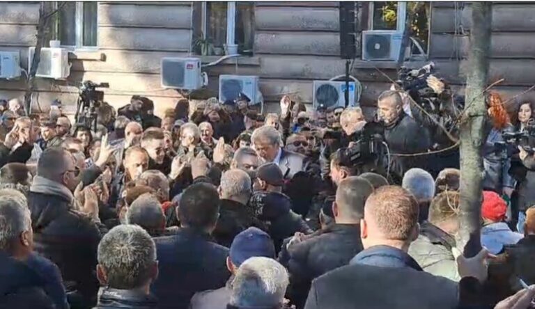 Opozita mbyll protestën para Kuvendit, Sali Berisha thirrje të rinjve dhe medias: Si luftëtarë lirie t’i dalim zot sot Shqipërisë