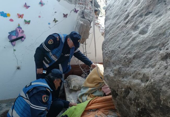 Shkëmbi u shkëput nga mali dhe i shëmbi banesën, bllokohet 25-vjeçari në Përmet, policia: I zuri gjymtyrët e poshtme