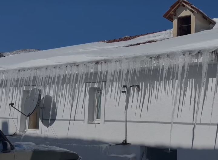 Temperaturat e ulta vijojnë të mbajnë të mbërthyer Qarkun Dibër