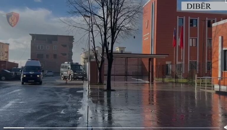 Lokalizohet në Dibër, kapet dhe vihet në pranga një 55-vjeçar nga Mati, i cili ishte në kërkim për veprën penale “Prodhimi dhe shitja e narkotikëve”.
