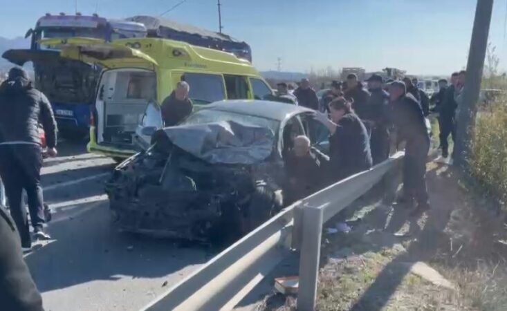 Aksident i rëndë në aksin Lezhë-Laç, raportohet për një person të bllokuar në makinën e shkatërruar