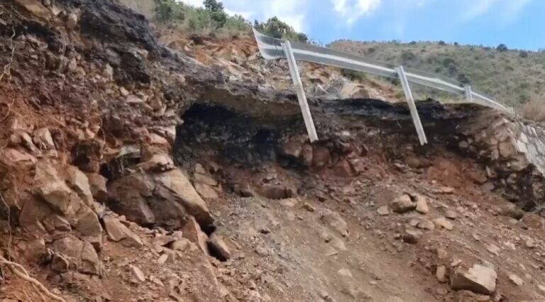 Shembet muri në Shkopet, rrezikohet e gjithë rruga. Ndalohet qarkullimi i mjeteve të tonazhit të rëndë