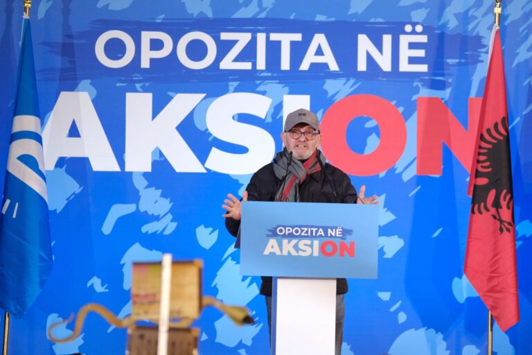 Aktori i njohur i bashkohet protestës së opozitës, përlotet sapo ngjitet në podium: Kam vetëm një kërkesë për ju sot…