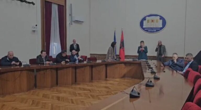Deputetët e opozitës futen në mbledhjen e “Zgjedhores” dhe e bllokojnë, por… në sallë mungojnë anëtarët e PS dhe Alibeaj