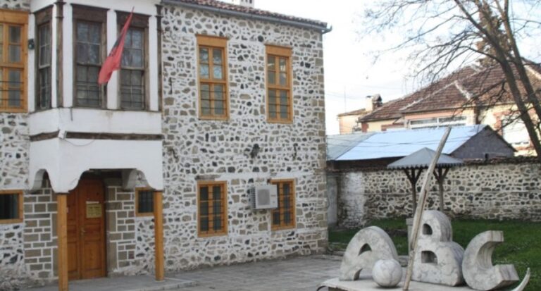 7 Marsi, Dita e Mësuesit! 137 vite më parë u hap Mësonjëtorja e Parë Shqipe