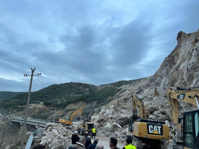 Masive shkëmbore bllokuan Rrugën e Arbrit, hapja e gurores rrezikoi shembjen e urës, makineritë ende në terren