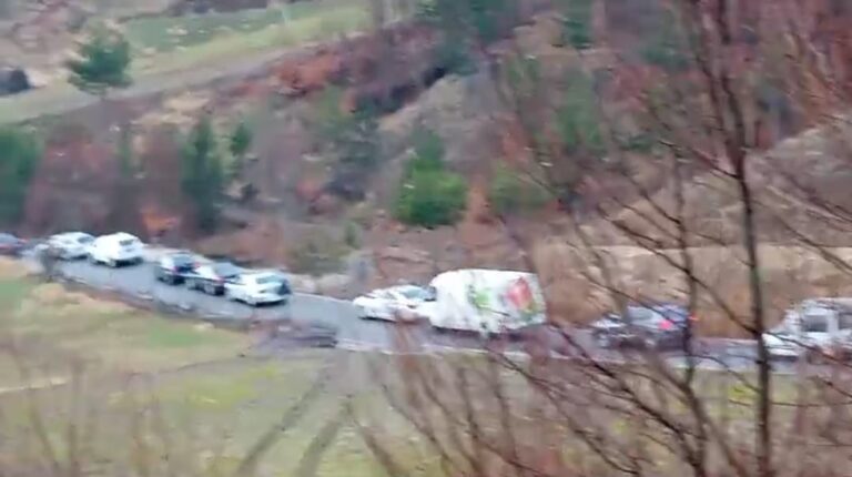 Furgoni i pasagjerëve përplaset kokë më kokë me makinën, bllokohet qarkullimi në Bypass-in e Murrizit