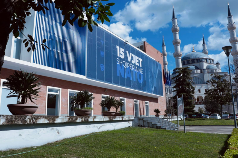 15 vite nga anëtarësimi i Shqipërisë në NATO, PD e Rithemelimit ndryshon fasadën e selisë në nder të kësaj dite