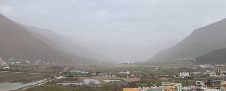 Pluhuri me ngjyrë të çuditshme mbulon Bulqizën, dyshohet se…