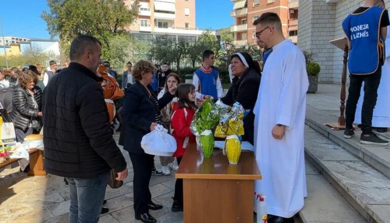 Besimtarët katolikë bekojnë ushqimet e Pashkës