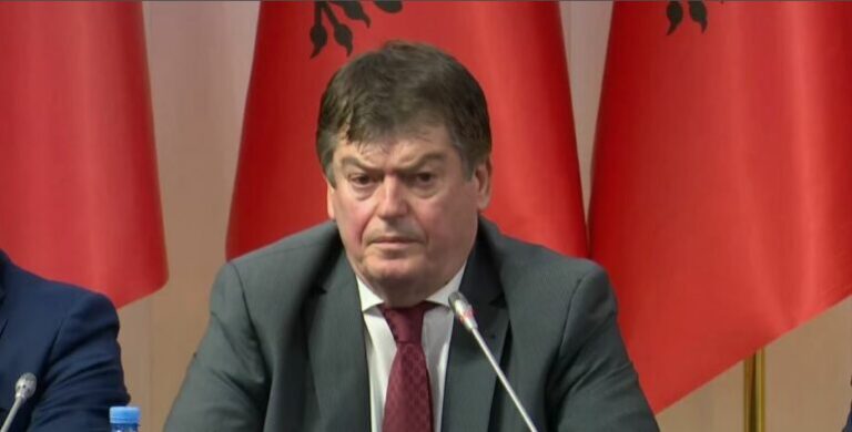 “S’jam pjesë e partive politike, por…”/ Ish-presidenti Topi në krah të Bashës: Marrëveshja e 2008, “shpërthimi” i themeleve të shtetit