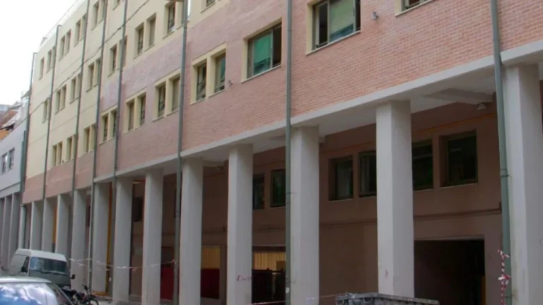 E rëndë në Greqi/ 19-vjeçari sulmon me thikë drejtorin e shkollës dhe plagos me çekiç një nxënës