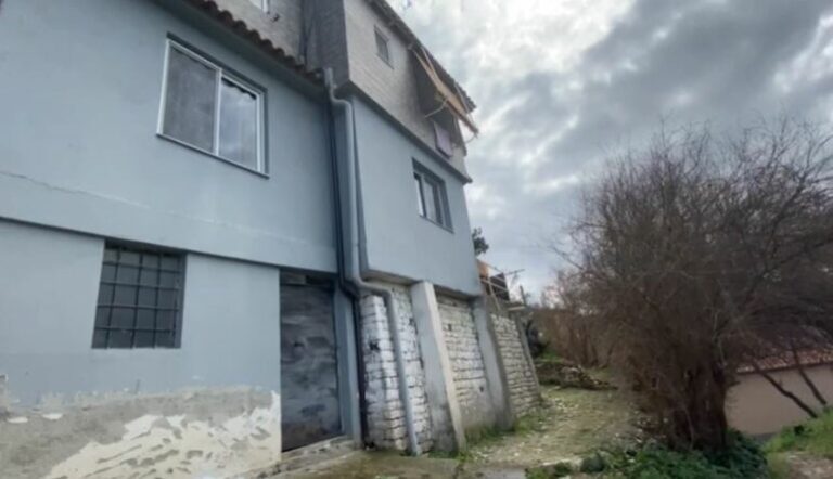 Hidhet nga ballkoni i katit të tretë, gjen vdekjen e menjëhershme 54-vjeçarja në Berat