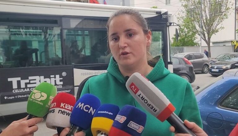 Zhdukja e 3-vjeçarit, dyshohet se gjyshi e di vendndodhjen, 22-vjeçarja nga Dibra: Dua djalin tim