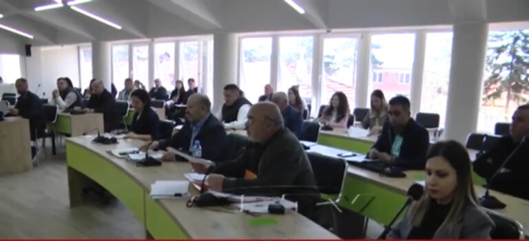 Këshilli Bashkiak i Dibrës është mbledhur këtë të premte pasi mbledhja e kaluar dështoi për shkak të mungesës së korumit të nevojshëm.