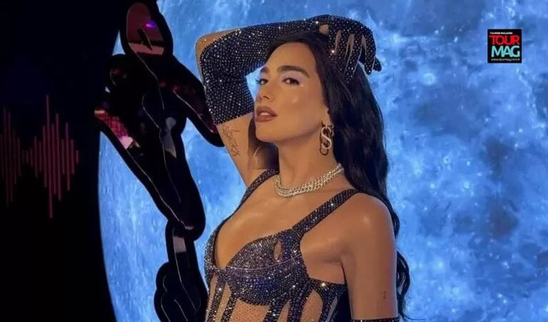 Dua Lipa në një statujë dylli në Stamboll