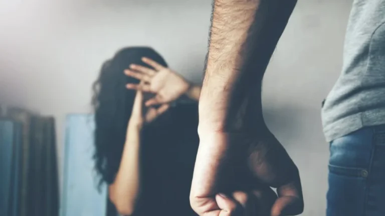 15-vjeçari denoncon babanë shqiptar për abuzim në Greqi, nëna justifikon të shoqin: Pasi më dhunon, më thotë të dua. Është turp…