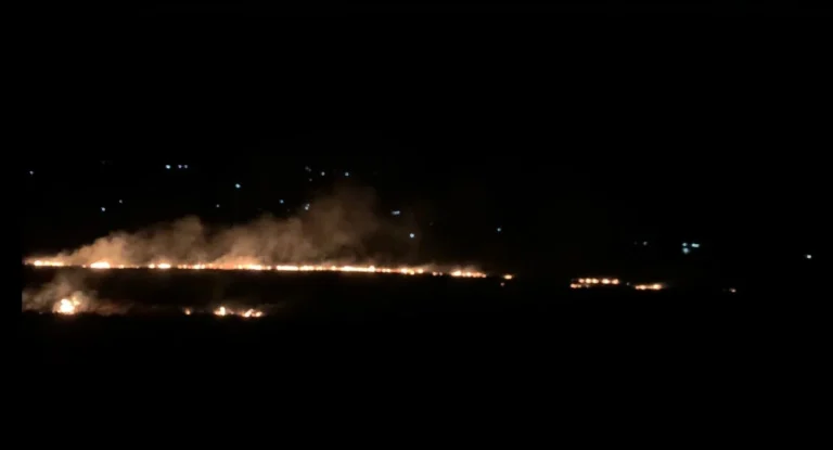 Vatër e madhe zjarri në Bulqizë, flakët rrezikojnë një banesë