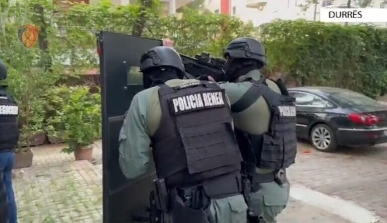 Terror në Durrës/ Mbajti peng për disa orë 2 fëmijët e tij të mitur dhe qëlloi në drejtim të RENEA-s, arrestohet 40-vjeçari