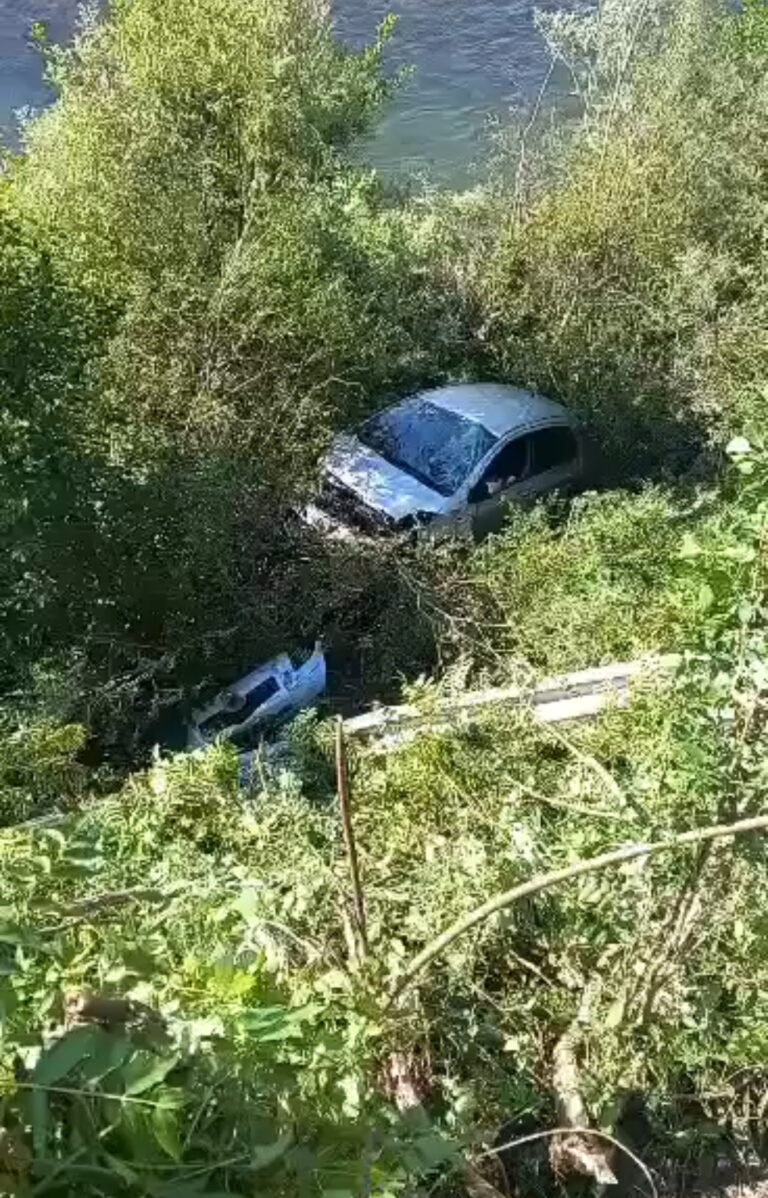 Bulqizë/ Aksident në Cerenec makina përplaset me barrierat mbrojtëse dhe gati sa nuk bie në Lum