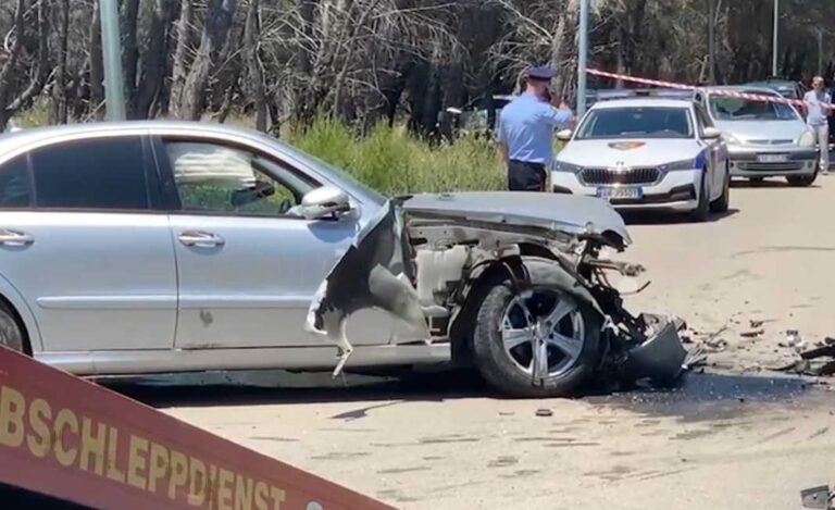 Përplasen makinat me maturantë, dy në spital