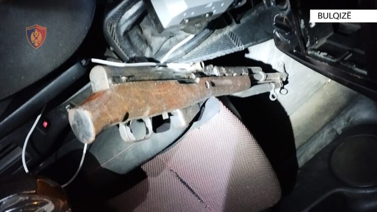 Qarkullonin në makinë me armë zjarri, pranga 18-vjeçarit në Bulqizë, në kërkim shoferi