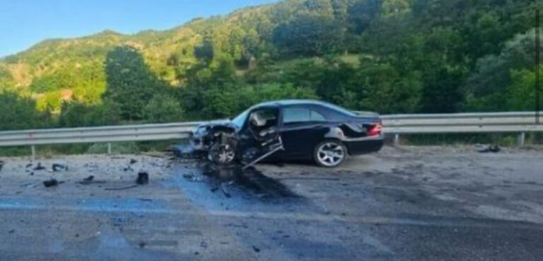 Aksident i frikshëm në Rrugën e Arbrit, makinat përplasen ‘kokë më kokë’, dy të plagosurit nisen drejt Traumës