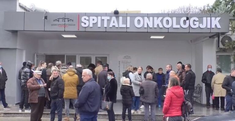 “Biznesi i vdekjes” vijon, pensionisti: Mjekët më çojnë për të bërë analizat në klinikë private