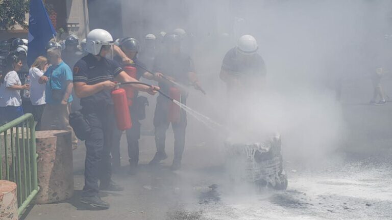 Protesta para Bashkisë së Tiranës zgjat më pak se 1 orë